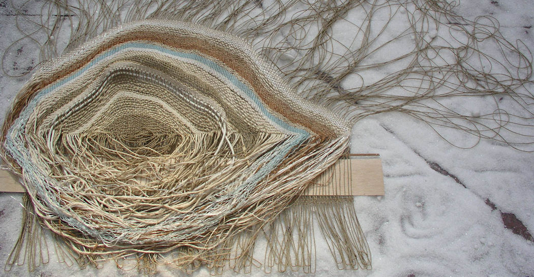 Laura VdB Facchini, Lo sguardo, 2002/2003, materiali vari, legno, cristalli di salgemma di Sicilia (part. installazione - arazzo tessuto a mano) - © dell’artista Laura VdB Facchini, Lo sguardo, 2002/2003, materiali vari, legno, cristalli di salgemma di Sicilia (part. installazione - arazzo tessuto a mano) - © dell’artista