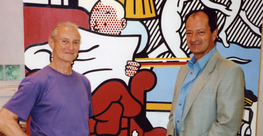 Roy Lichtenstein e Carlo Bilotti a destra. Sullo sfondo il dipinto dell'artista, Tin Tin, appartenente alla collezione Bilotti, South Hampton, 1993 Roy Lichtenstein e Carlo Bilotti a destra. Sullo sfondo il dipinto dell'artista, Tin Tin, appartenente alla collezione Bilotti, South Hampton, 1993