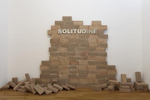 Ines Fontenla, Soledad, 2014; Mattoni e specchio; Dimensioni variabili. Courtesy Nuova Galleria Morone Ines Fontenla, Soledad, 2014; Mattoni e specchio; Dimensioni variabili. Courtesy Nuova Galleria Morone