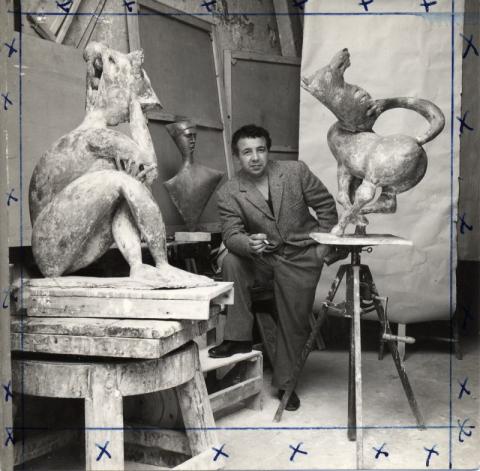 Pericle Fazzini nello studio con Sibilla, Cavallo e Busto d'uomo, 1947, Archivio Storico Pericle Fazzini, ph. ©Oscar Savio.