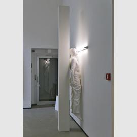 Acteón, 2005, figura in resina di poliestere a grandezza naturale, luce fluorescente