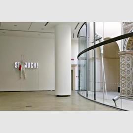Strauch!, 2004, figura in resina di poliestere a grandezza naturale, lettere luminose in alluminio